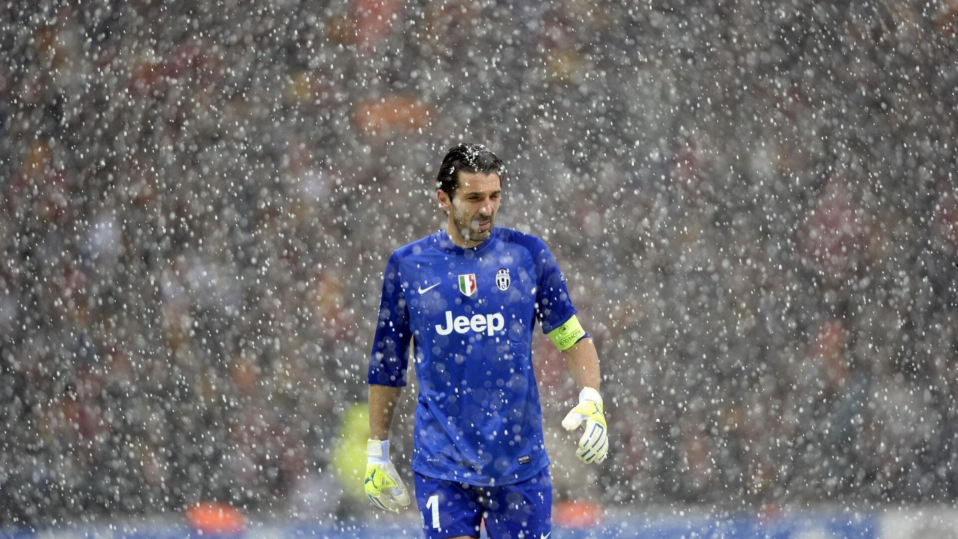 【开云体育】鲁尼点破红军防线症结，右闸轮换困局未解，七场三人试验效果存疑